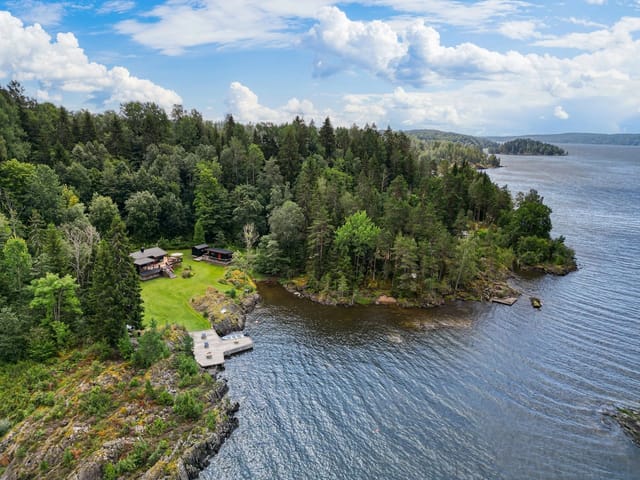 Aktiv Eiendomsmegling presents Lundveien 96 in Båstad, a rare gem on the shores of beautiful Øyeren.