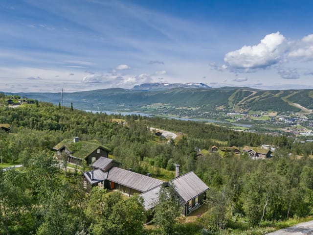 The real estate agent Jannike Seljevoll Herleiksplass is pleased to present Sørhallene 35