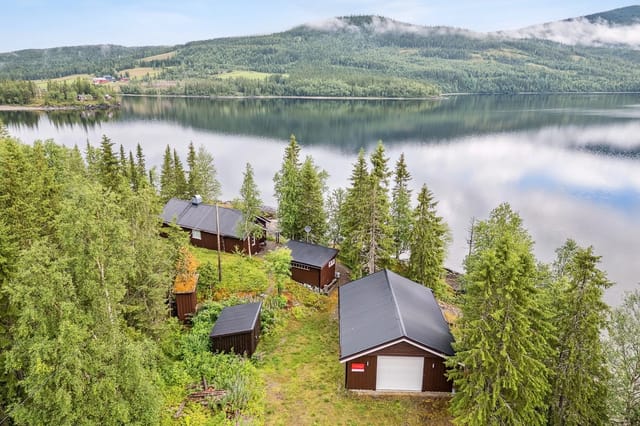 Idyllic leisure property perfectly located by the water's edge of Unkervatnet