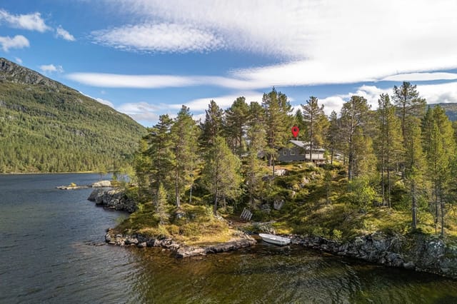 Welcome to Løyningsosen 54! Rare property with long waterfront to Løyningsvannet