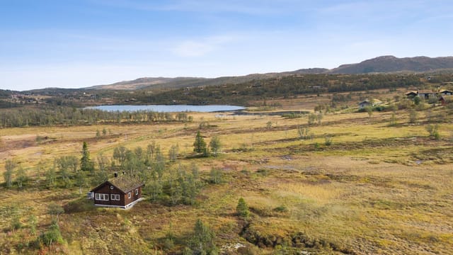 Welcome to Rauland and Bjønnskarhaugen 27! Senior broker Jeanette A Eriksrød welcomes you to the viewing.