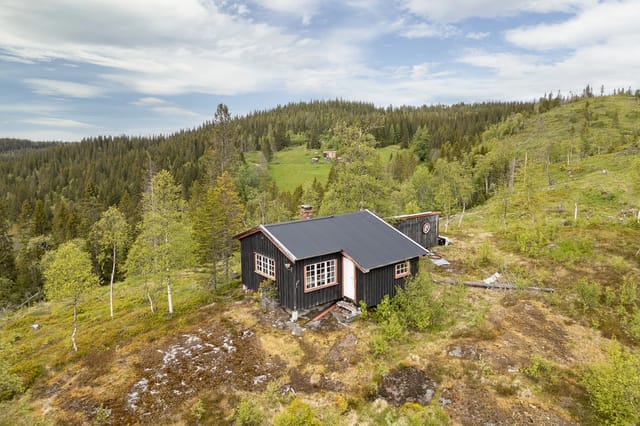Welcome to Marit Bjørgens vei 550 - a leisure property with great potential in scenic surroundings.