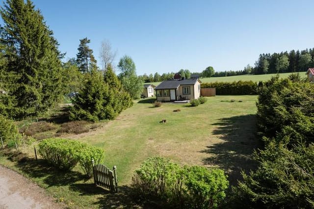 Exterior view of the holiday home and garden