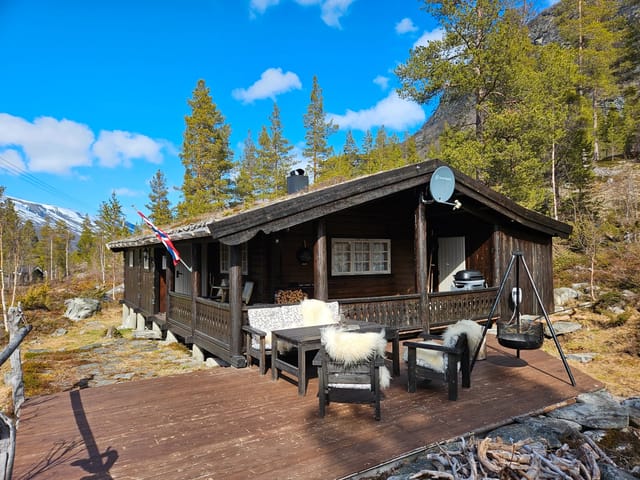 Well-maintained cabin built in 1985 with extension in 1996