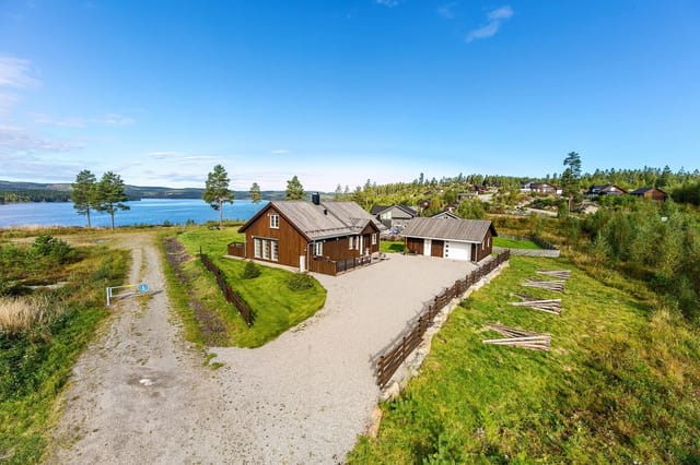 The cabin is idyllically located between the quiet forest and the mirror-like Setten lake