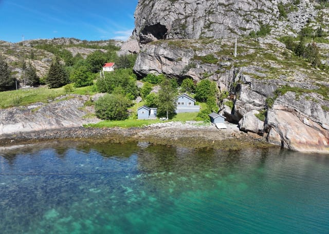 Welcome home to Osen and Barvikveien 16 - a charming leisure property with a peaceful location surrounded by sea and beautiful coastal nature!
