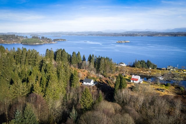 Aktiv Eiendomsmegling v/ Jørn Tage Hereide presents Nedre Valdersneset 93.