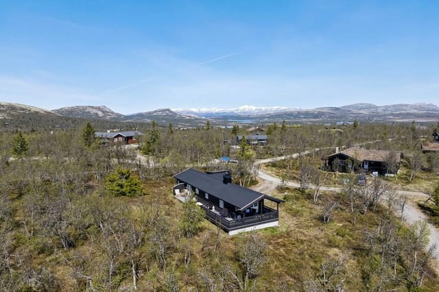 Welcome to Kjørkjegardsfjellet 132. The cabin is freely and privately located on Venabygdsfjellet, surrounded by beautiful nature and scattered cabin development.