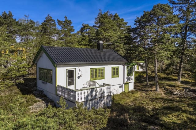 Welcome to Skjellumveien 1B - Older, charming leisure property with two owned plots and a beautiful location at Skjellumfjellet/Onsøy