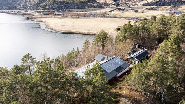 Welcome to Rullestadvegen 49 – A spacious and well-equipped cabin, situated high in the terrain with free and stunning views of Rullestadvatnet.