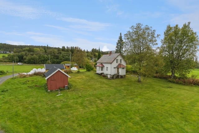 Welcome to Foldavegen 1246 - a charming leisure property with traditional architecture and a peaceful location in scenic surroundings.