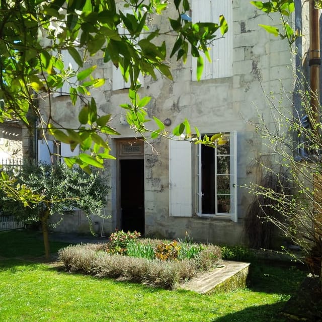 Front view of Villa Vertheuil