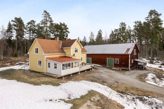 Front view of the country home and lot