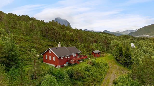 Welcome to this beautiful leisure property at Vågaveien 23!