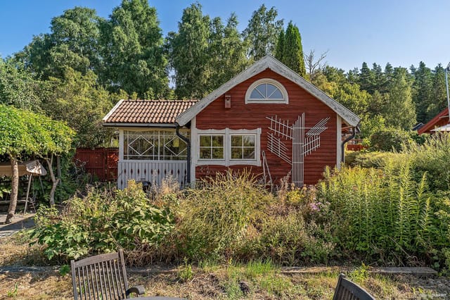 Exterior view of the cottage and garden