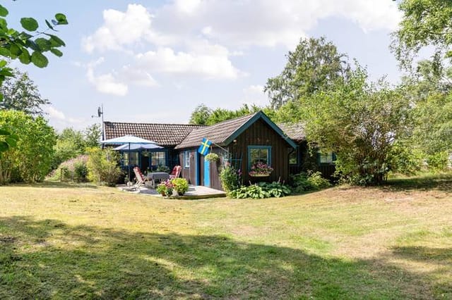 Exterior view of the summer house and garden