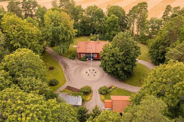 Front view of Fågelsta Stormbacken country home