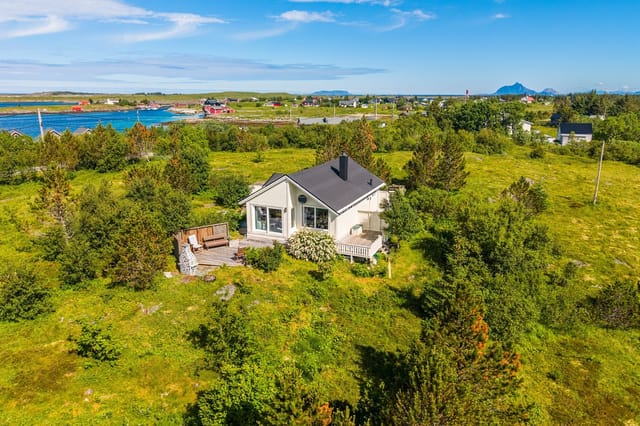 Welcome to Slåtterøyveien 30! A spacious holiday property with its own shoreline, boathouse with large quay, and immediate proximity to the sea.