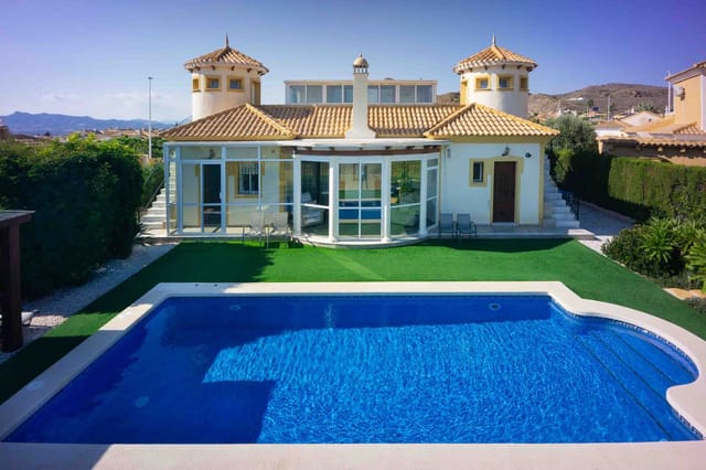 Front view of Calle Curruca 33-15