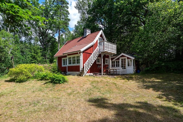 Front view of the red cottage