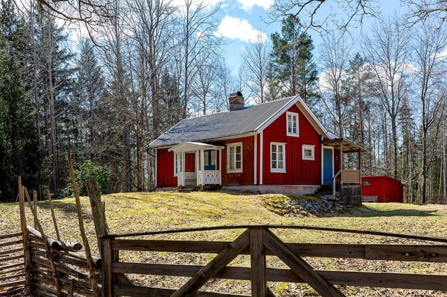 Front view of Uvahult 303 cottage