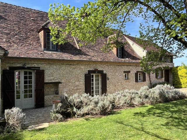 Front view of 11 Av. des Templiers