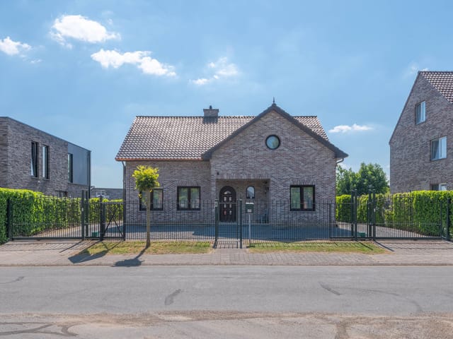 Front view of Drie-Eikenstraat 5, Opoeteren