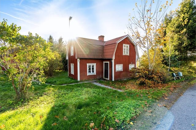 Front view of the summer cottage