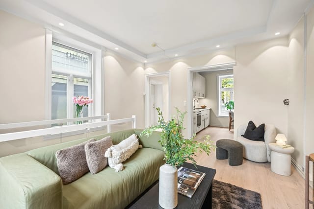 Exceptionally stylish and newly renovated 3-room apartment over 2 levels.