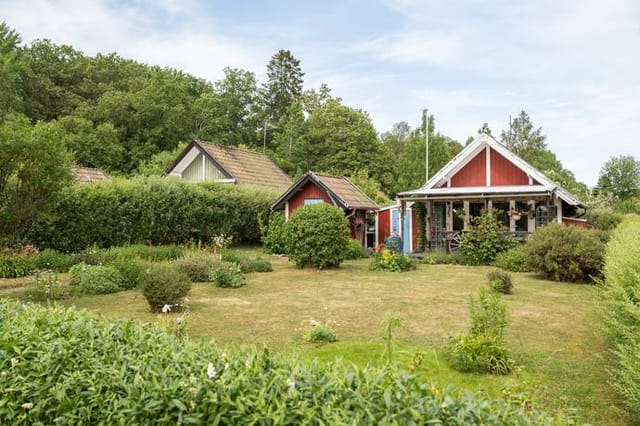 Exterior view of the cottage and garden