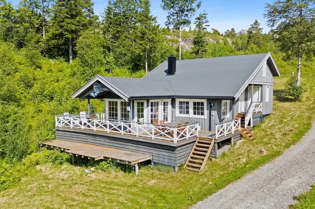 Welcome to Sittermoveien 42. Spacious family cabin built in 2005, approx. 81 sqm BRA. Boathouse 38 sqm