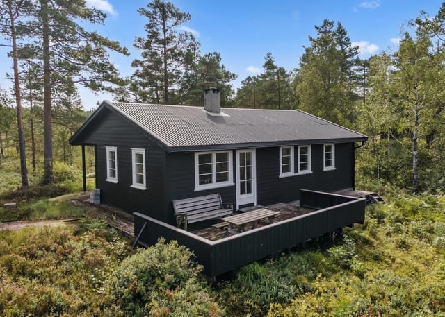 Eiendomsmegler 1 presents this cabin at Hellevannsveien 437.