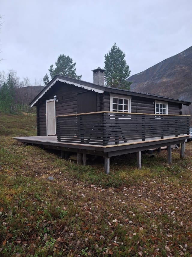 South wall entrance door.. veranda facing Kåfjord in the east..