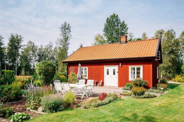 Front view of the cottage and garden