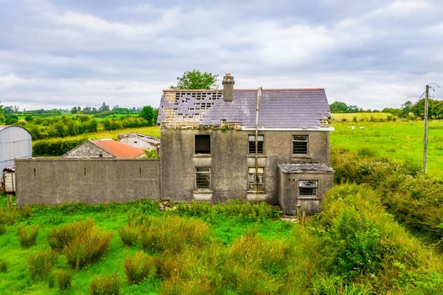 Front view of Highlake farmhouse