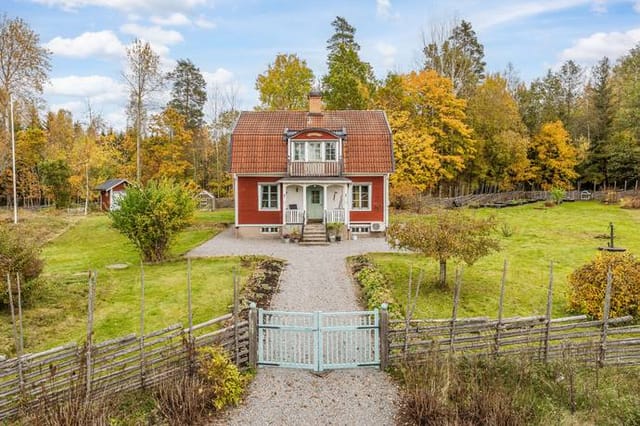 Front view of the house and garden