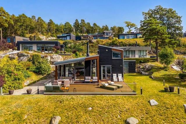 Long lines, calm surfaces, and blunt angles. When nature comes alive, the architecture provides elegant counterpoints.