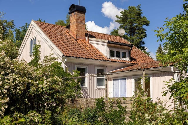 Front view of the villa and garden