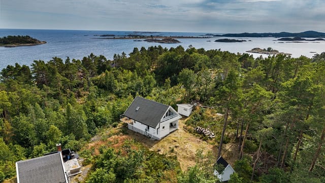 Welcome to Gjervoldsøyveien 201 – a true southern Norwegian dream in an attractive cabin area where sea meets nature!