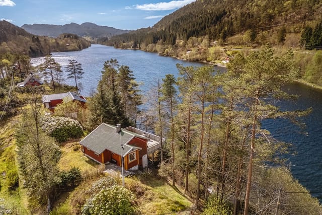 Welcome to Hausdalsvegen 153! Surrounded by scenic nature with forest and lake as your closest neighbors.