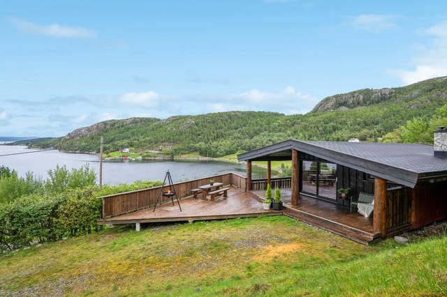 Front view of the cabin with sea view