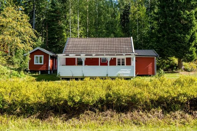 Exterior view of the cottage and garden
