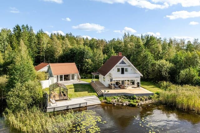 Exterior view of the villa and lake