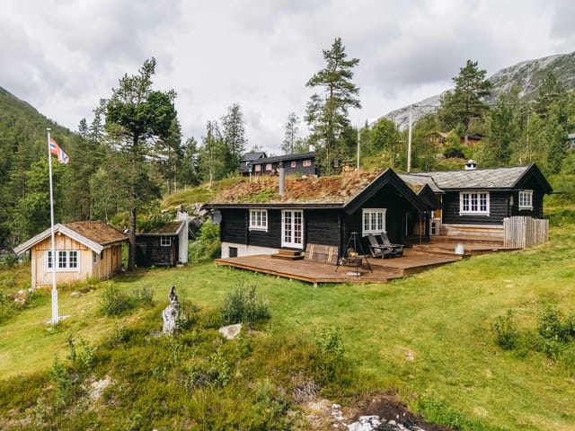 Beautiful, extended, and upgraded cabin on a stunning property. Walking distance to the train station (approx. 8 min).