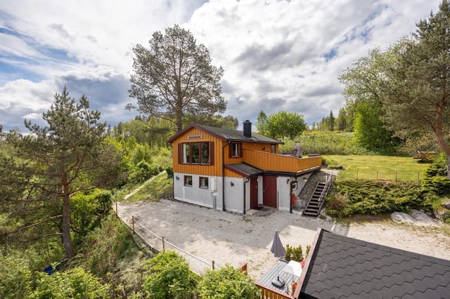 Front view of the cabin and terrace