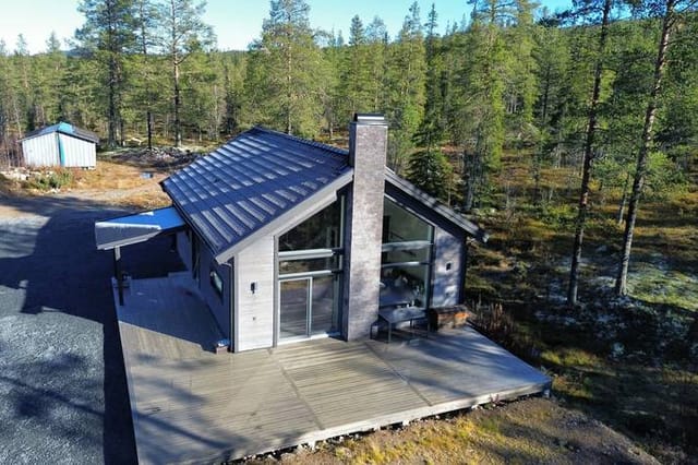 Exterior view of the house with mountain backdrop