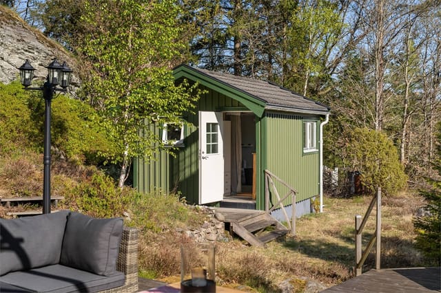 Exterior view of the holiday home and garden