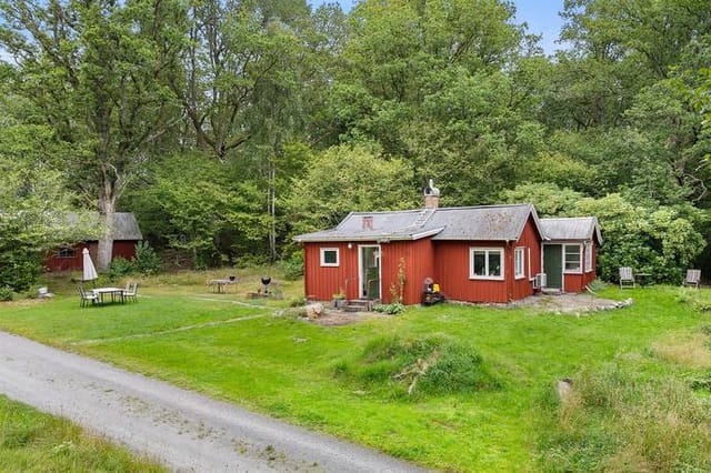 Exterior view of the cottage and garden
