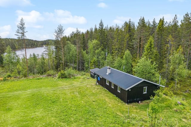 Sevaldrudvegen 21 is a cozy leisure property with a beautiful location at Fjorda.