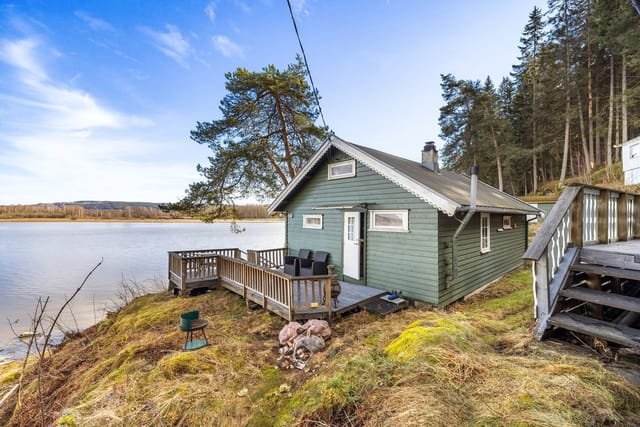 Welcome to Støtterudvegen 201! A charming cabin with its own shoreline by Lake Øyeren.